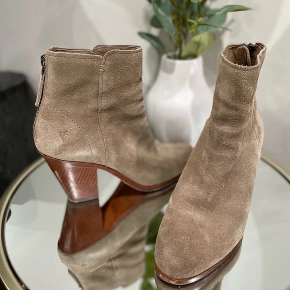 ✨FRYE WOMENS TAN SUEDE BOOTIE•SIZE 7✨ - Picture 8 of 10